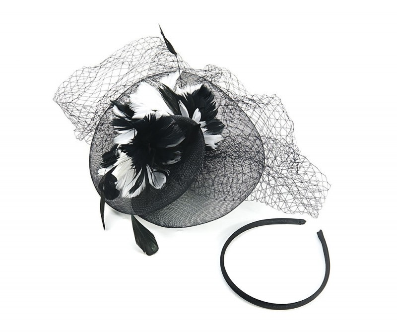 Black and white feathers. With a clip fastening and removable headband Races